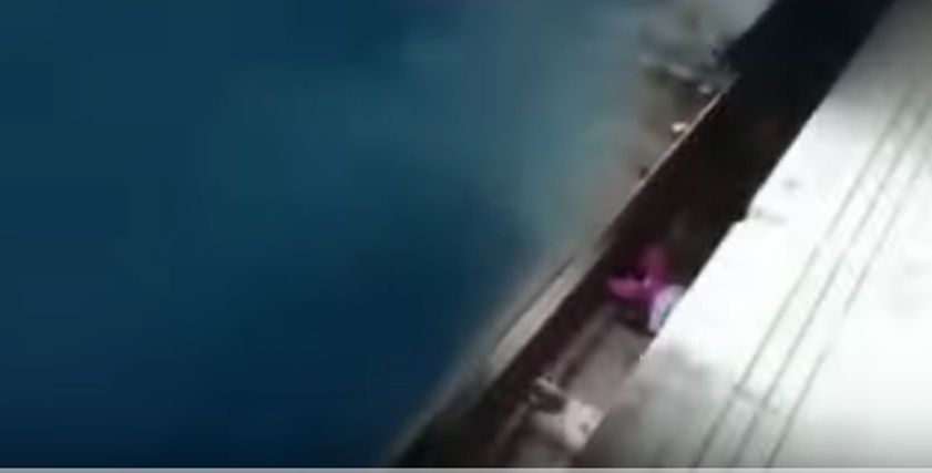 يمر فوق رضيعة.. أنقذوها من الموت