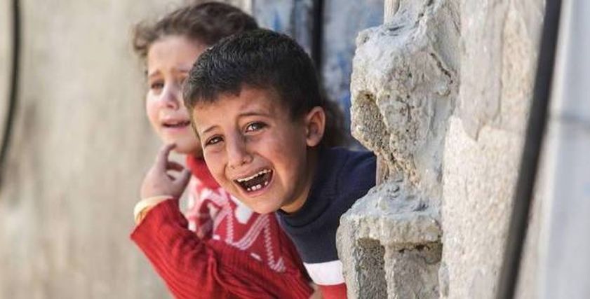 طفل فلسطيني يعود من طريقه بعد رؤية قوات الاحتلال