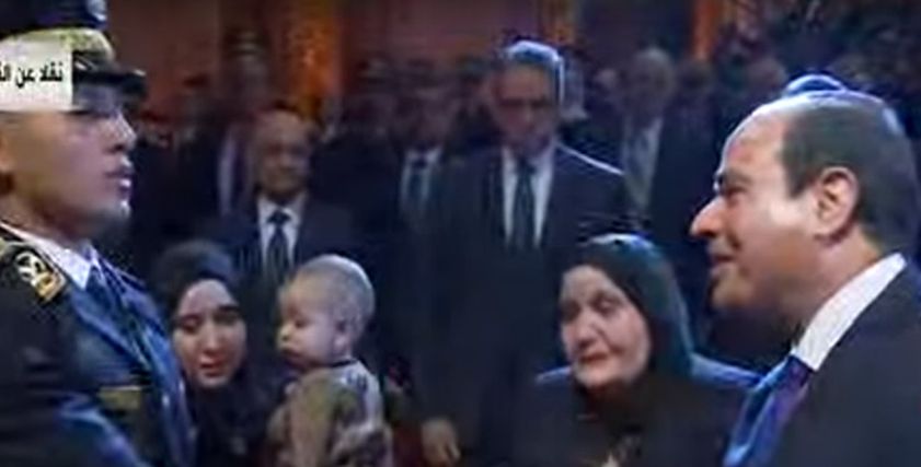 الرئيس يقدم التحية لأسرة الشهيد وائل طاحون وزوجة الشهيد ماجد عبدالرازق