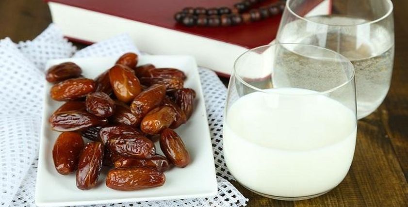 فوائد الإفطار على التمر والحليب