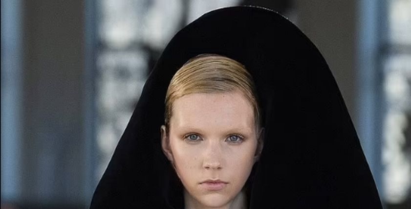 قطع مميزة وفريد في عرض أزياء ضمن أسبوع موضة باريس بتوقيع Schiaparelli