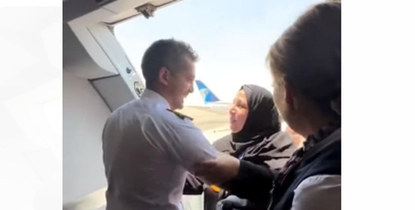 الأم ونجلها الطيار