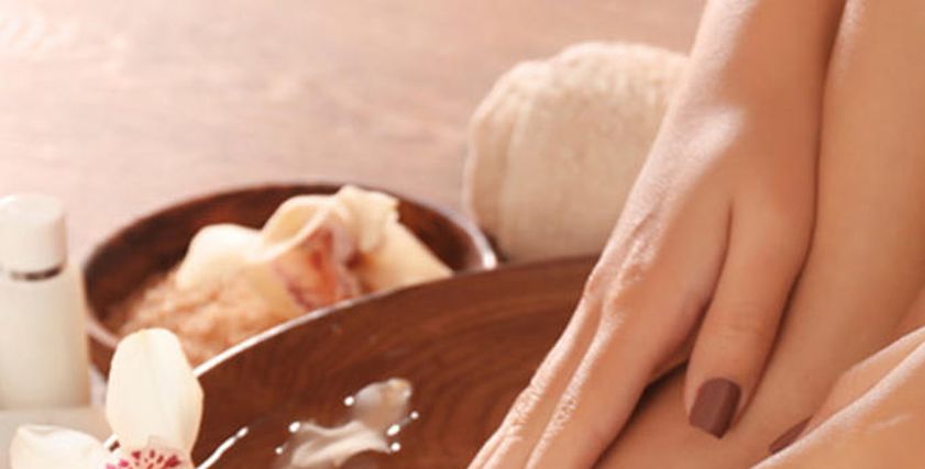 الاعتناء باليدين والقدمين