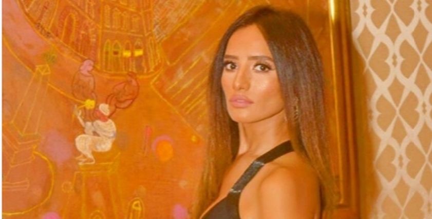 الفنانة زينة تستقبل 2020 بإطلالة جديدة