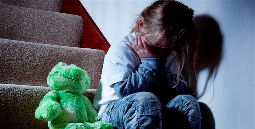 هل إهمال الوالدين طفلهما يعتبر جريمة؟.. قانوني يوضح
