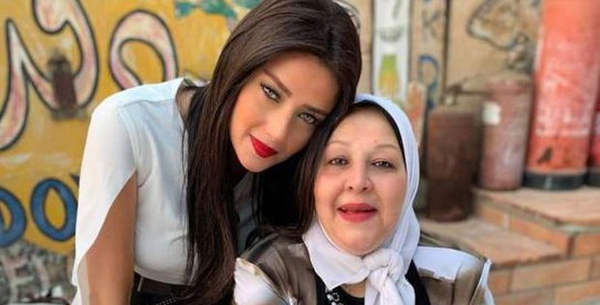 رضوى الشربيني ووالدتها الراحلة