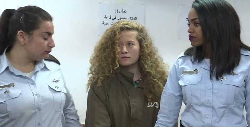كشفت محامية الفلسطينية عهد التميمي التي صدر حكم إسرائيلي بسجنها، إنها أبرمت اتفاقا مع القضاء يقضي بإقرار الفتاة بالذنب مقابل تخفيف الاتهام ومن ثم العقوبة، إلى السجن 8 أشهر فضلا عن دفع غرامة قدرها 5 آلاف شيكل (1430 دولارا تقريبا).  وقالت المحامية جابي لاسكي