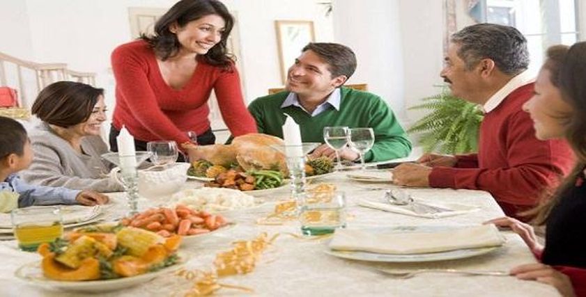هل خدمة والدة الزوج واجبة على مرات الابن؟