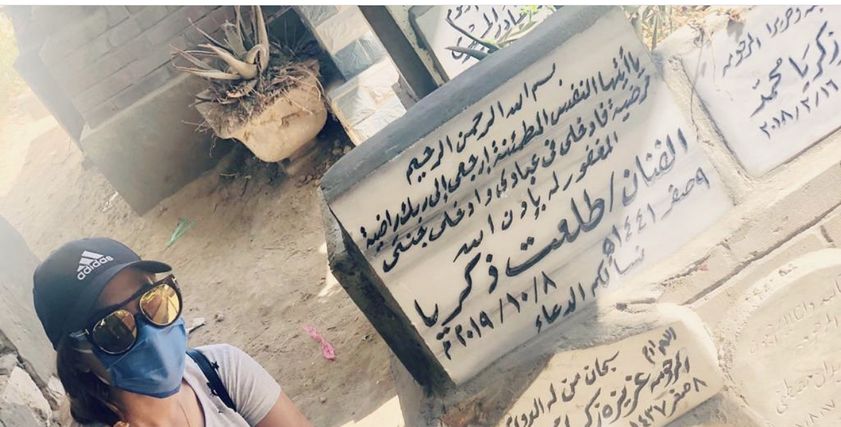 إيمي طلعت زكريا أمام قبر والدها