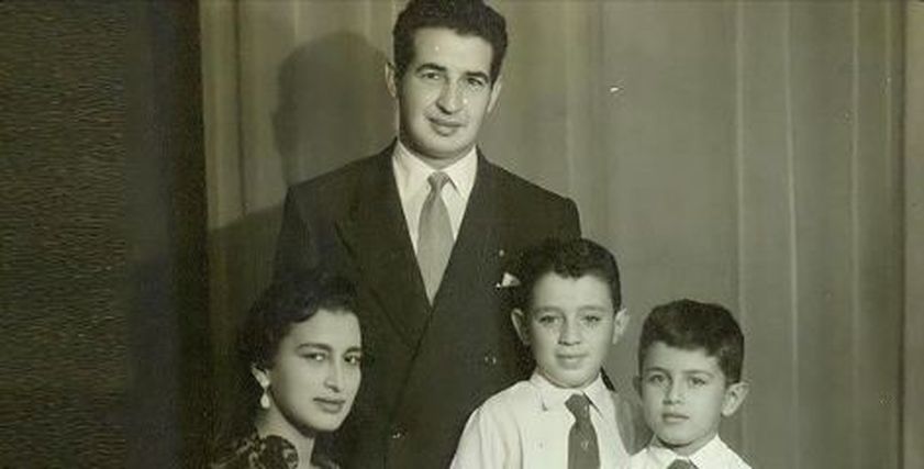 الكاتب صحفي «إحسان عبد القدوس» وأبنائه
