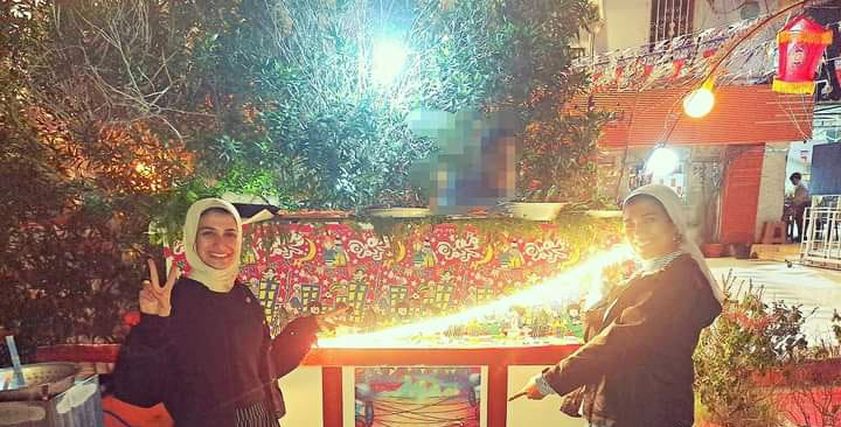 «عبير وشيماء» فتاتان عربية الفول للسحور الرمضاني