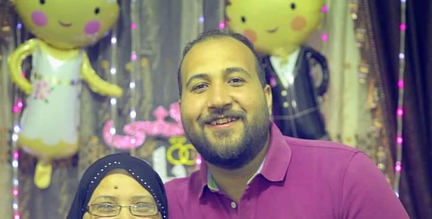 السيدة "احلام" مع نجلها "عمرو"