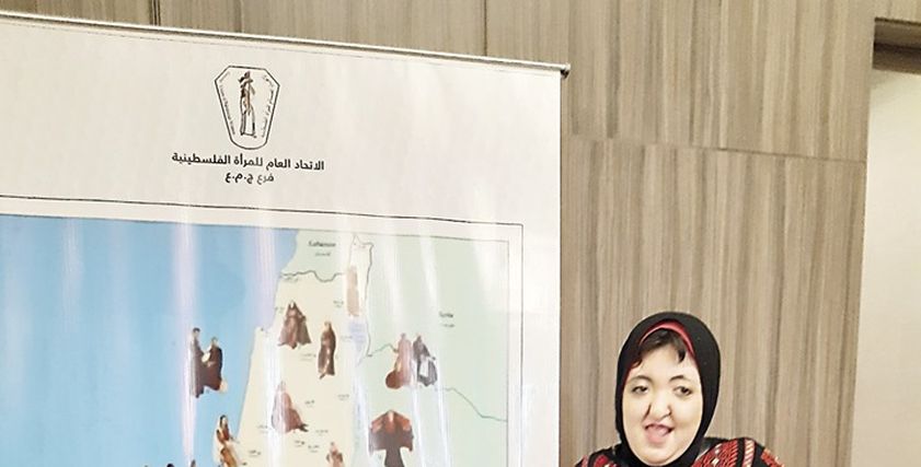 الفلسطينية آية خطاب بجوار رسوماتها