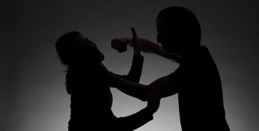 أم تستغيث بعد إلقاء ابنتها من شرفة المنزل..