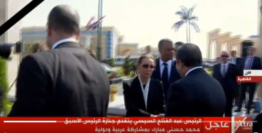 أثناء تلقي سوزان مبارك العزاء من الرئيس السيسي