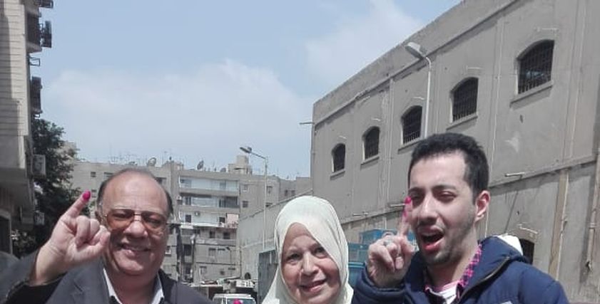 رغم إعاقته الذهنية.. «أكرم» يشارك في الاستفتاء برفقة أسرته.. ووالدته: «نازل فرحان عشان الدستور»