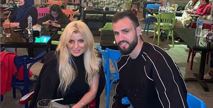 لاعب الزمالك والمنتخب التونسي حمدي النقاز وزوجته