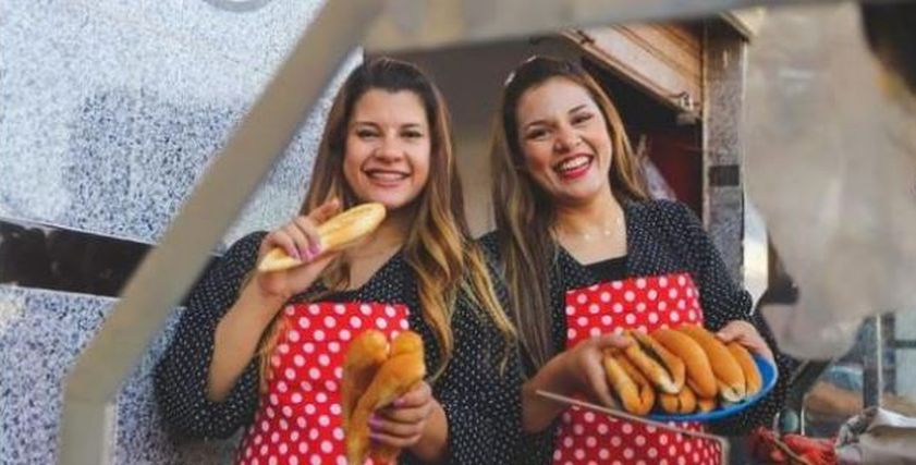 لبنى ولمياء على عربة الطعام