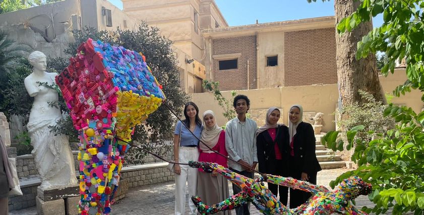 طلاب الفرقة الأولى بكلية الفنون الجميلة