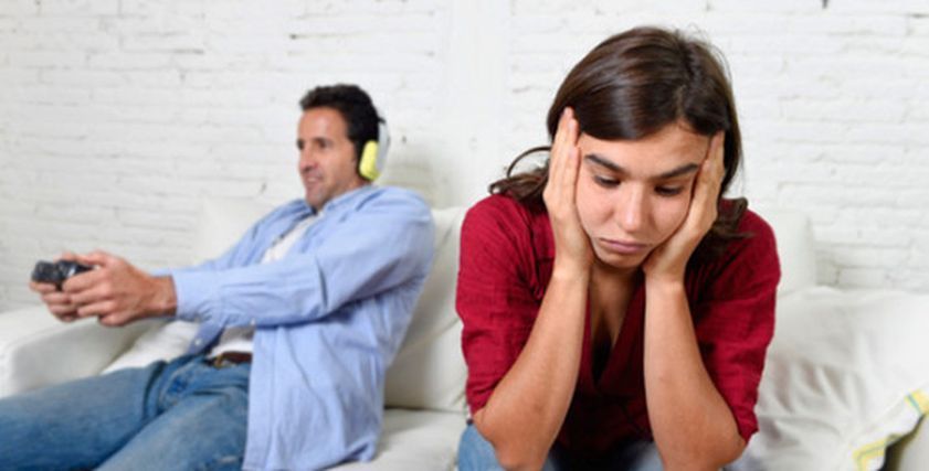 زوجة تكافىء زوجها بألعاب الفيديو للمساعدة في الأعمال المنزلية