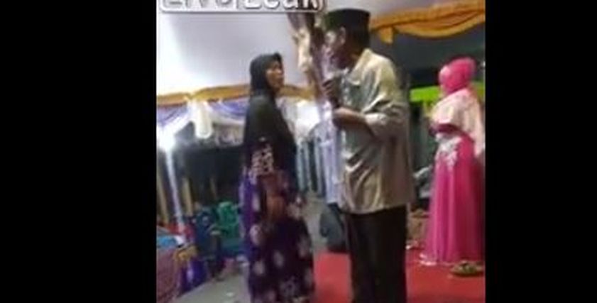 امرأة تصفع زوجها لصعوده بجوار مغنية على المسرح