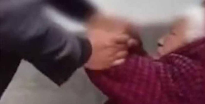 أبن يضرب أمه العجوز..