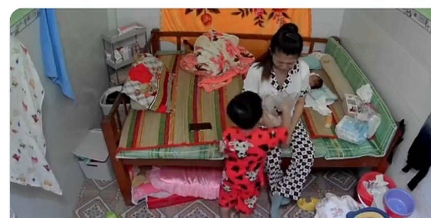 بكاء أم فيتنامية والطفل يخفف عنها
