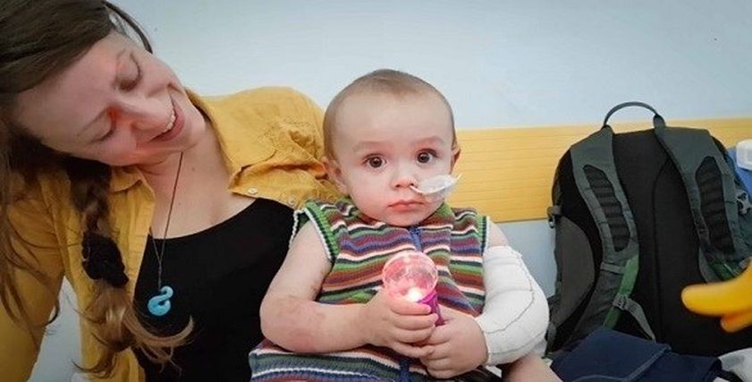 أصابة طفل بالانفلونزا تؤدي إلى بتر ساقيه