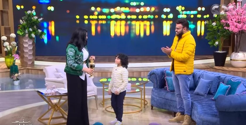 الإعلامية منى الشاذلي والإذاعي أحمد يونس ونجله