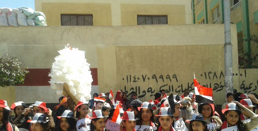 طلاب المدارس أمام اللجان الانتخابية