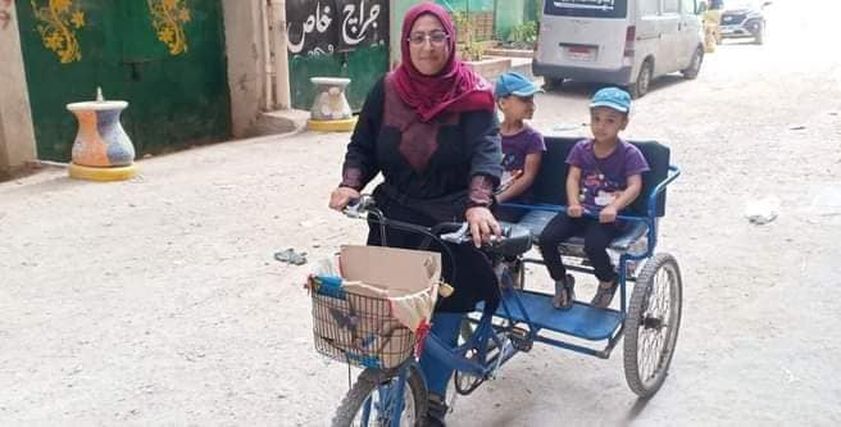 أم مريم تستخدم الدراجة في توصيل ابنائها المدرسة