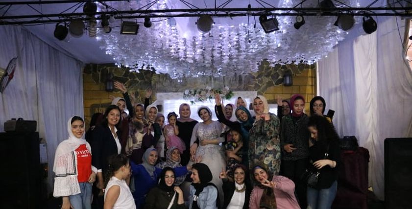 العروسة بصحبة الفتيات الحاضرين