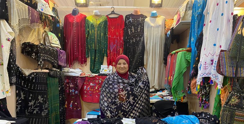 عزيزة عبد الحميد مع مشروعها