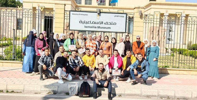 حور حاتم وسط زملائها