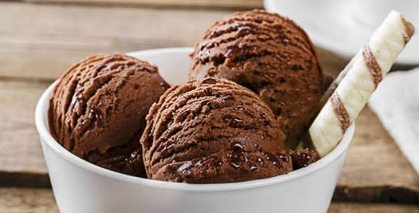 طبق آيس كريم شوكولاتة