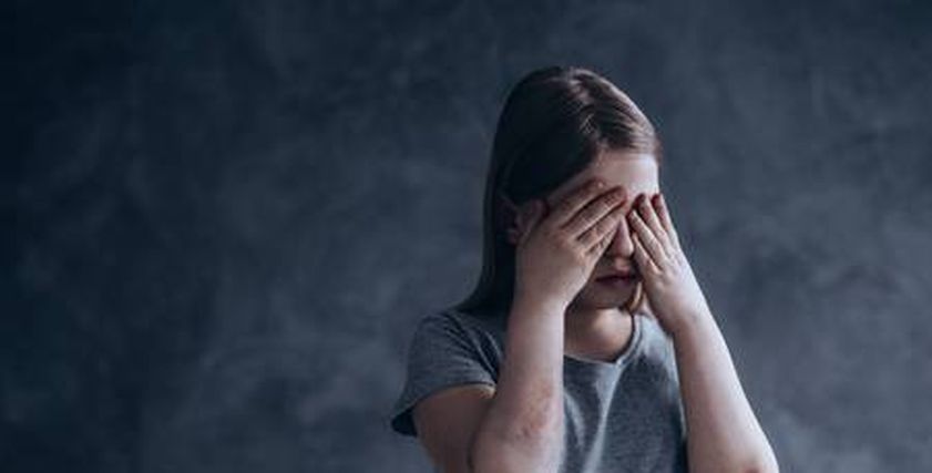 طفلة تقتل رضيع لبكائة بهستريا