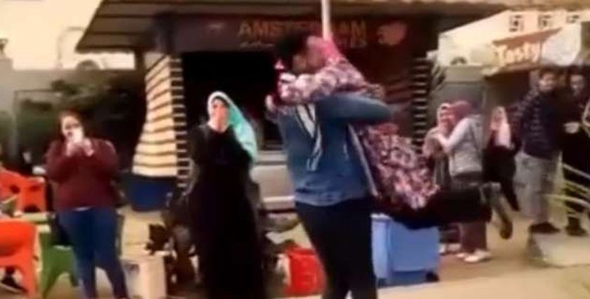 طالب يحتضن طالبة