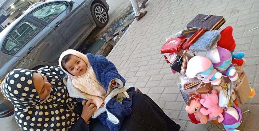 أمينة تكسب رزقها من البيع