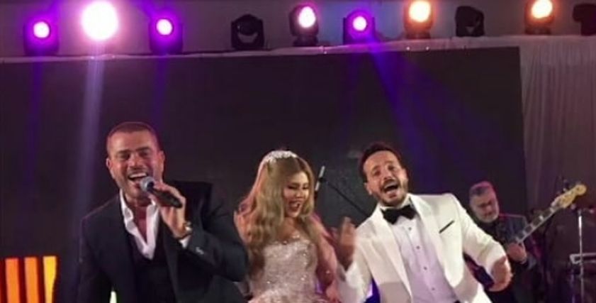 العروسان هدير وإسماعيل مع عمرو دياب