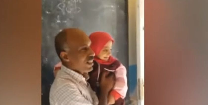 المعلم وهو يحمل التلميذة حسناء