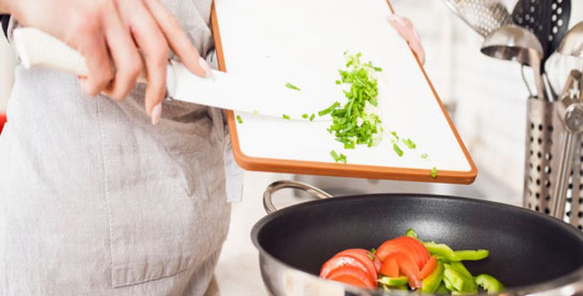الطهي باستخدام أدوات بلاستيكية