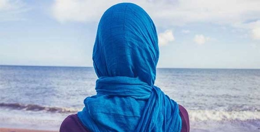 الإفتاء توضح حكم خلع المرأة للحجاب إذا تعرضت للأذى والاعتداء