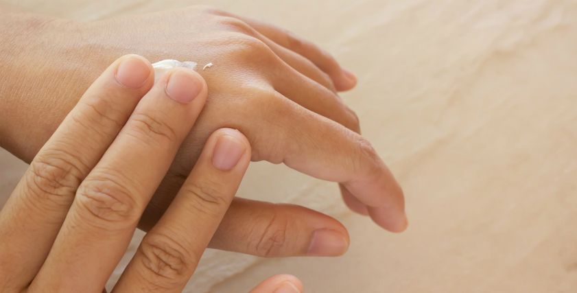 جفاف اليدين في الشتاء - تعبيرية