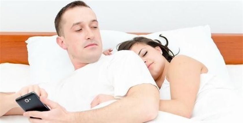 اكتشفت جوزي ليه محادثات إباحية
