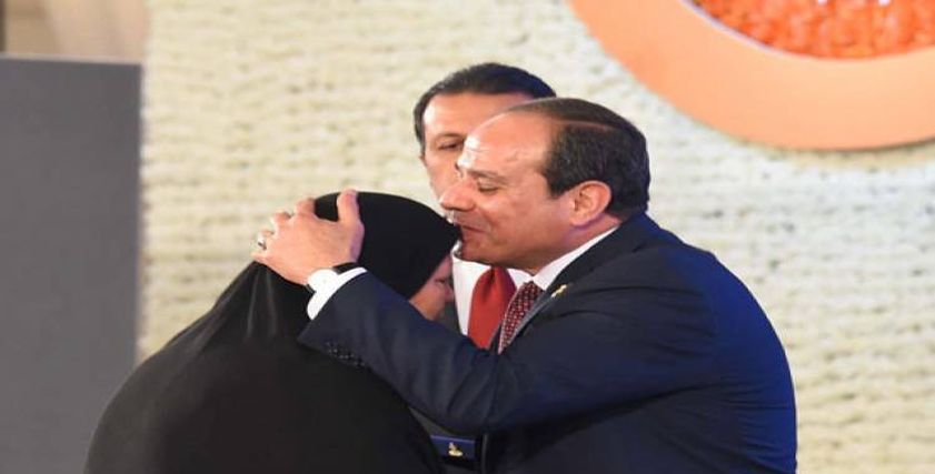 الرئيس السيسي يقبل رأس احدى السيدات