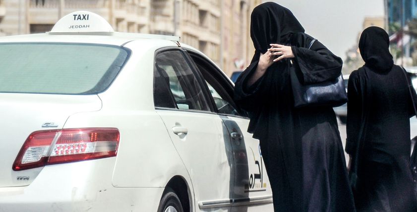 عصابة نسائية تستدرج طفلة لسرقتها