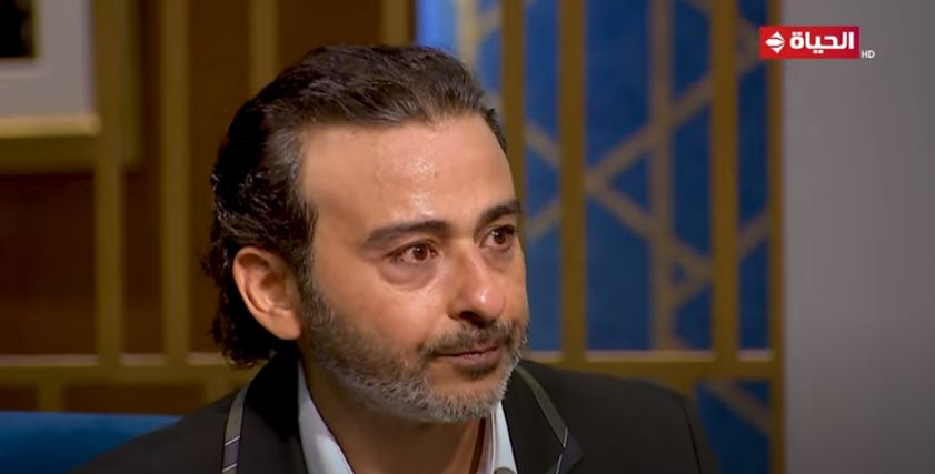 الفنان أحمد عزمي باكيًا