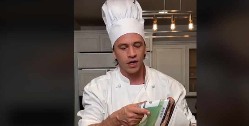 شيف أجنبي يشّوي اللحم باستخدام مكواة