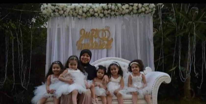 الأم المتوفية برفقة بناتها