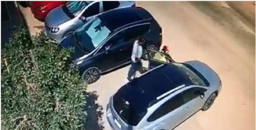 صورة من الفيديو المتداول للجاني والأطفال